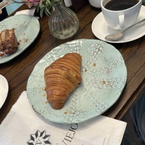 Croissant Plain cafe americano
