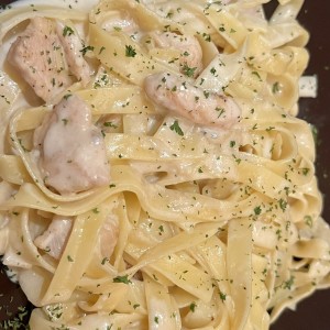 Fetuccini alfredo con pollo