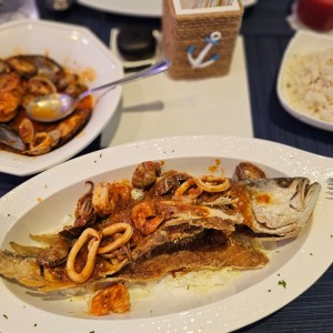 corvina entera a lo macho con arroz con coco