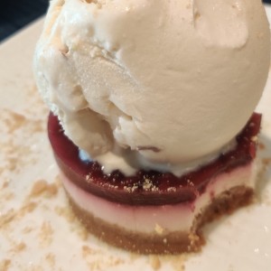 pay de queso con frutos rojos 
