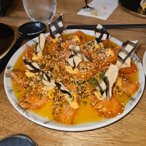 salmon en una reduccion de maracuya y in toping de camarones