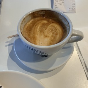 Cafe americano con leche de almendras 