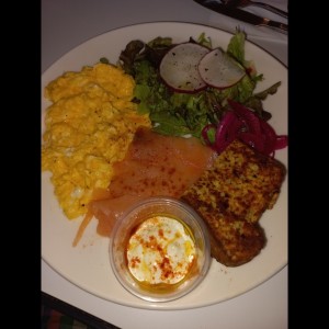 Desayuno con salmon y ensalada