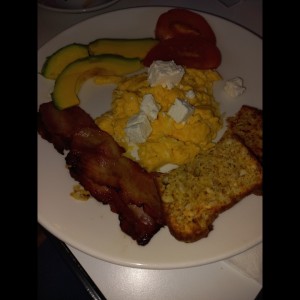Desayuno de aguacate, huevo y beicon