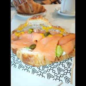 Croissant de Salmón y Queso Crema