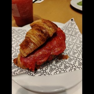 Croissant iberico con cantimpalo 