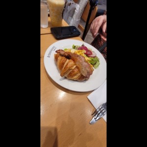 Avocado croissant 