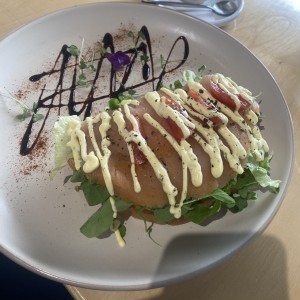 Tostada con salmon 