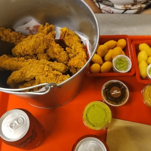 caja grande con salsas