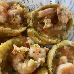 Patacones rellenos de camarones