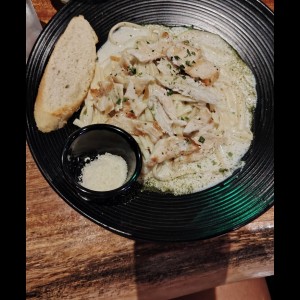 Pasta Alfredo con Pollo