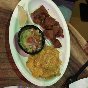 Chicharrones con patacones