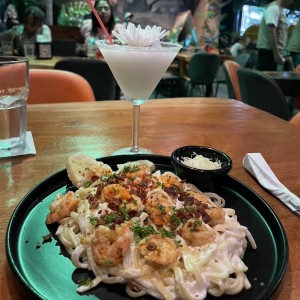 Pasta alfredo con camarones