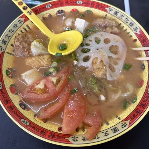 Caldo de tomate con proteinas variados