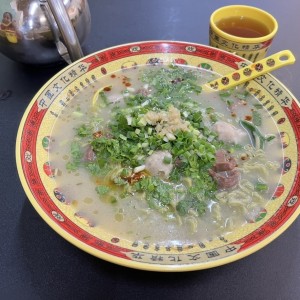 Sopa de dumpling de puerco con cebollina