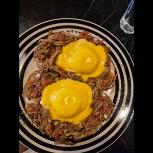 eggs benedict con ropa vieja