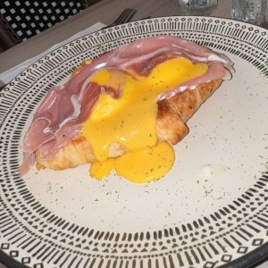 Croissant & Serrano Benedictinos