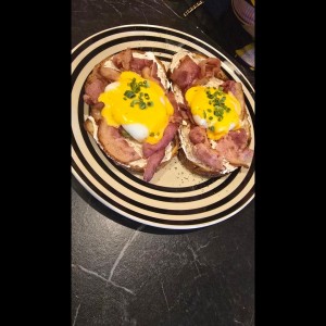 tostadas con huevos bennedict  tocino y queso