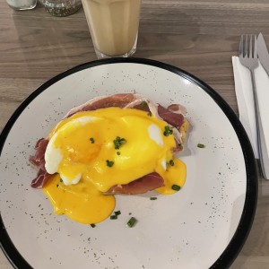Croissant & Serrano Benedictinos