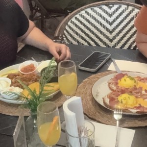 Croissant & Serrano Benedictinos
