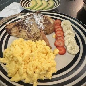 Fresas y bananos caramelizados