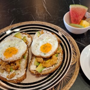 Tostada pollo y aguacate