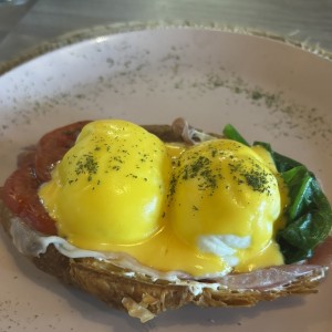 Croissant & Serrano Benedictinos