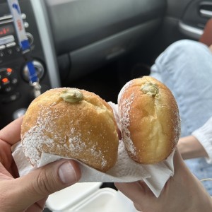 Dona rellena de crema pistacho