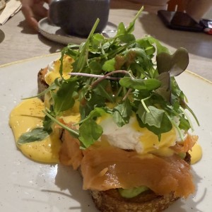 Tostada de huevos benedictinos y salmon