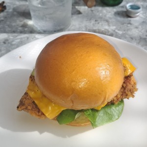 sandwich de pollo frito en pan brioche
