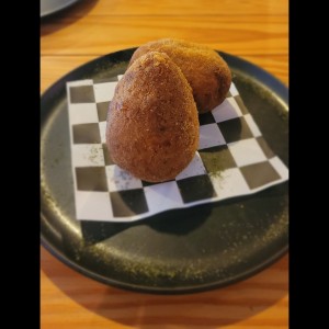 Arancino (Croquetas de arroz frito rellena)