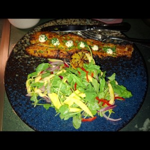 Filete de Corvina frito con ensalada