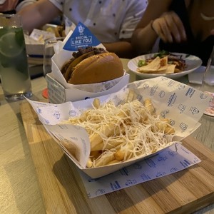 Hamburguesa y Papas Trufadas