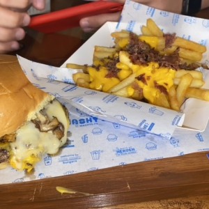 Mashy?s Burger con Cheese Bacon Fries