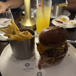 Hamburguesa de Angus,tocino,lechuga,tomate,cebolla,queso Cheddar