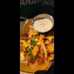 papas con queso fundido