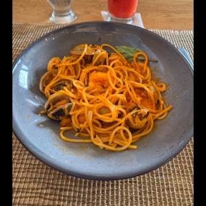 Espaguetis Vongole y Langostinos 
