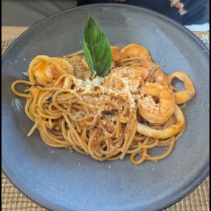 Spaghetti con langostinos y vongola