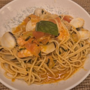 Spaguetti con vongole y langostinos 