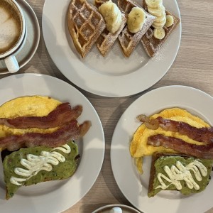 Capuccino ????, Waffles - Waffles Sencillos "GF"??, Veggies omelette  ??