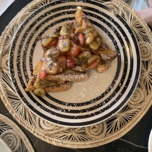 Tostadas francesas con banana y fresa 