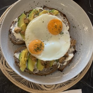 Tostadas aguacatadas con huevo 