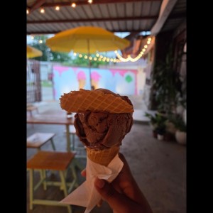 Gelato de Chocolate y Dulce de Leche con Banana Deshidratada.