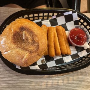 Hamburguesa Pull Pork con Yuca