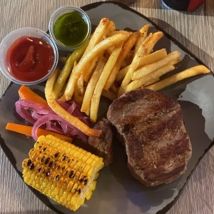 Carne de Res 8oz con mazorca y papas fritas