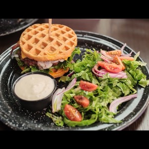 Hamburguesa con Waffles Keto