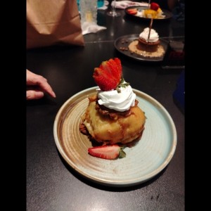 Helado frito envuelto en una masa de crepa con cubierta de tempura azucarada, toffee de caramelo y espuma de café