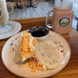 Arepa de jamon con huevo
