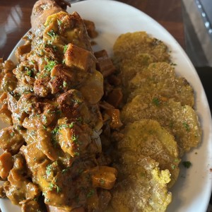 Pescado relleno a lo macho-patacon