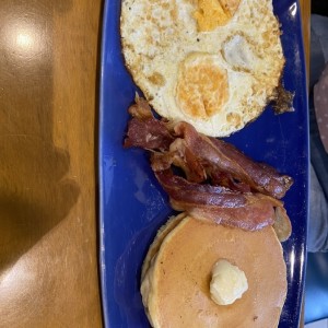 Huevos con tocino y panqueques